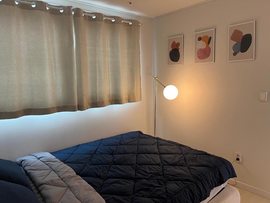 Кровать или кровати в номере Slow, gaebong