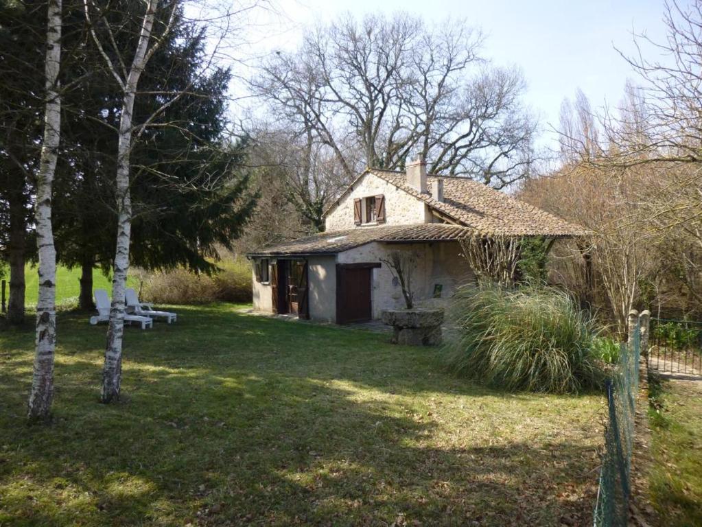 an old house in the middle of a yard at Le petit moulin in Journet