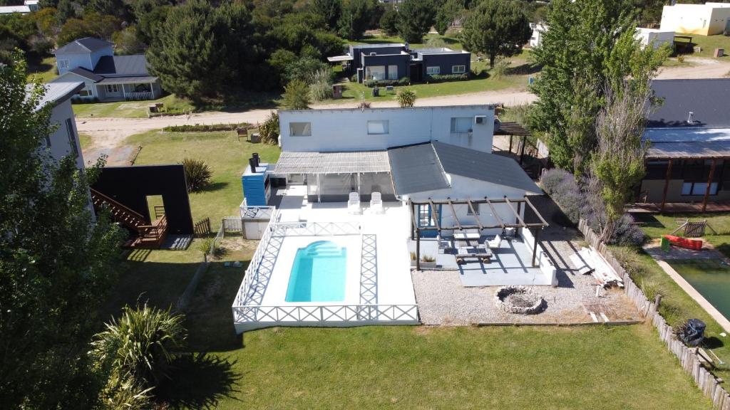 eine Luftaufnahme eines Hauses mit Swimmingpool in der Unterkunft Casa luminosa con pileta y estilo mediterráneo en Costa Esmeralda in Costa Esmeralda