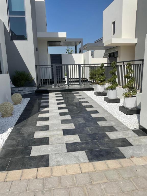 Het gebouw waarin de villa zich bevindt