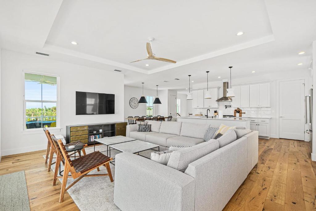 セント・オーガスティーン・ビーチにあるEndless Summer Oasis- Luxury 5br, heated pool, elevator, steps to ocean!のソファとテーブルのある白いリビングルーム