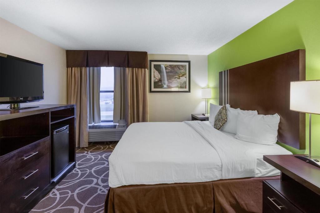 Best Western Lake Cumberland Inn - King Room With Roll-In Shower - Disability Access