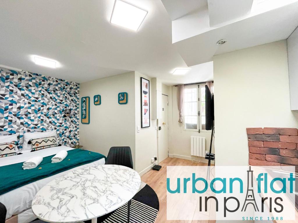 une chambre avec un lit et une table dans l'établissement 162 - Urban Studio in Montorgueil, à Paris