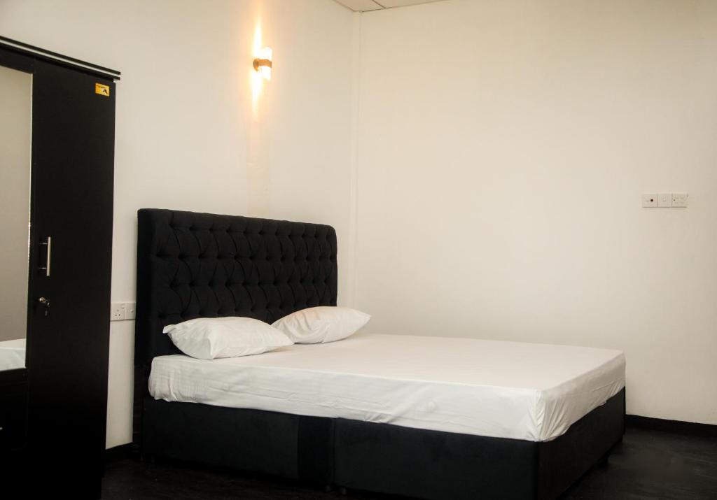 アフンガラにあるAmore Beachの黒いヘッドボード付きのベッド1台