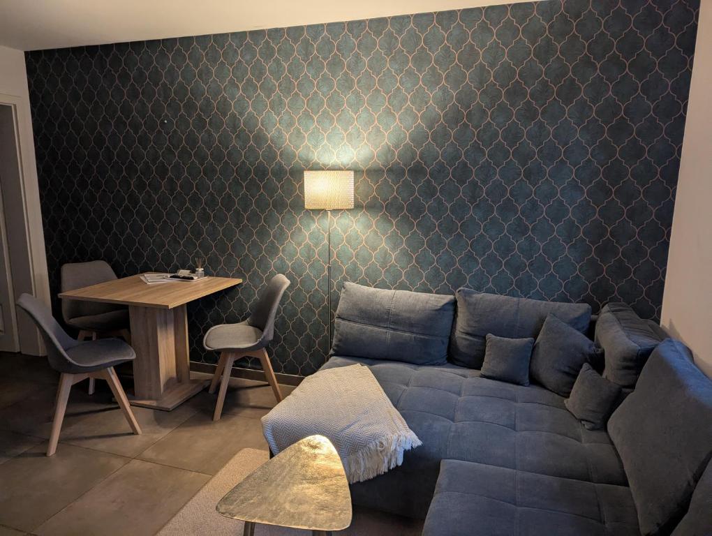 エアフルトにあるCozy Ferienwohnung Meet and Greet am Radfernwegの青いソファとテーブルのあるリビングルーム