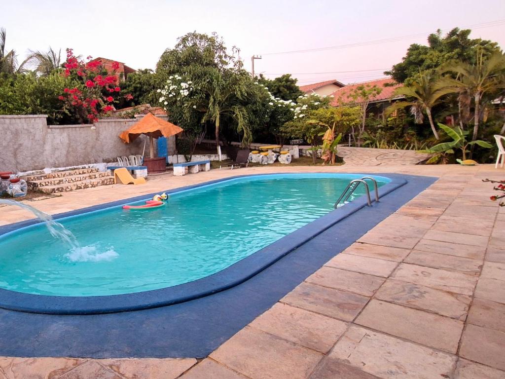 アラカティにあるCondomínio em Canoa Quebradaの庭のウォータースライダー付きプール