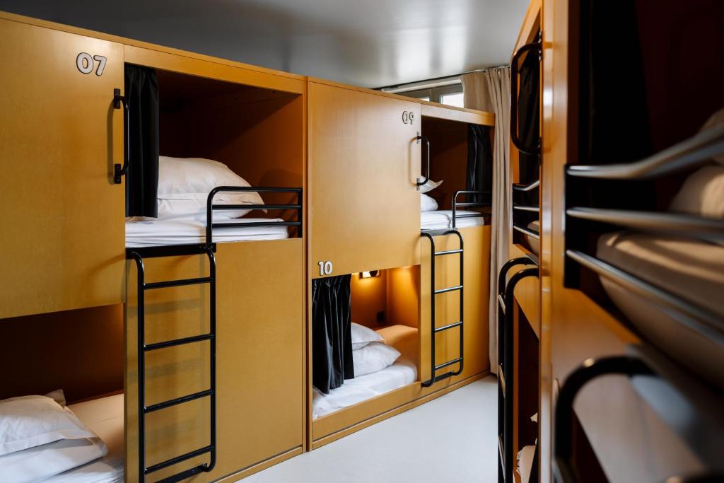 un grupo de literas en una habitación en The People Lyon, en Lyon