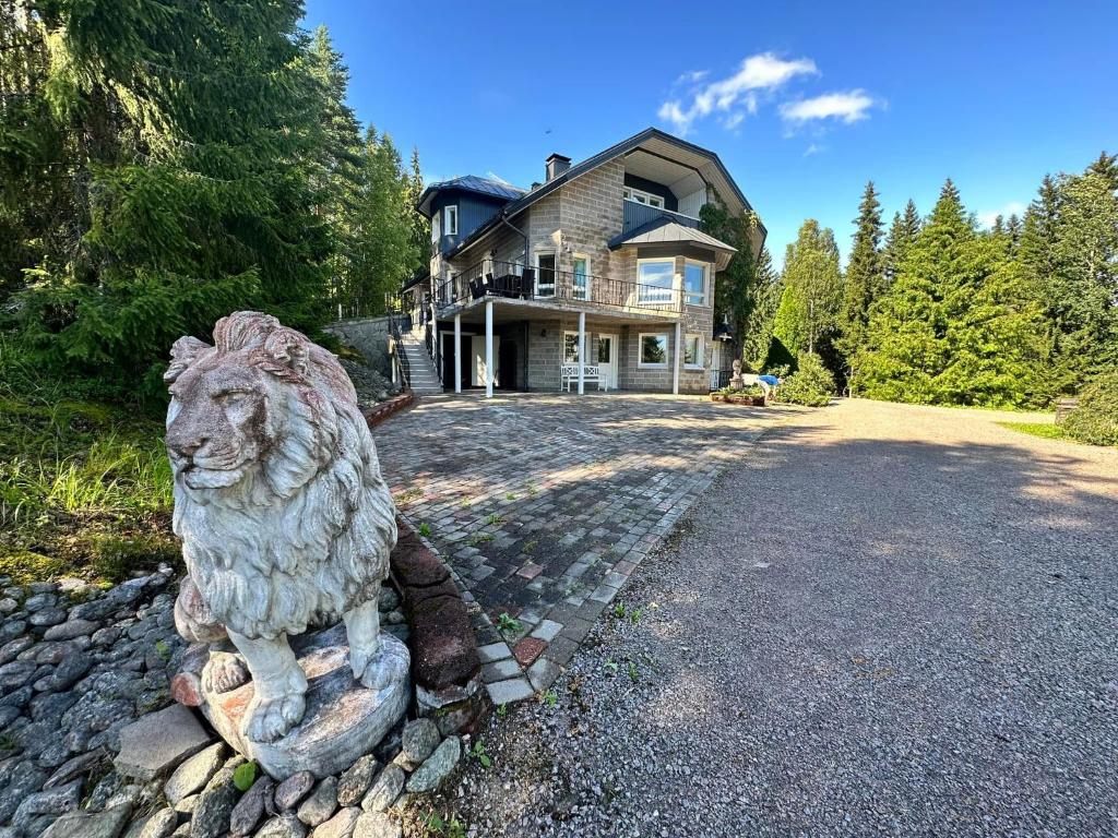 eine Löwenstatue vor einem Haus in der Unterkunft Villa Ateljeerinne in Jyväskylä
