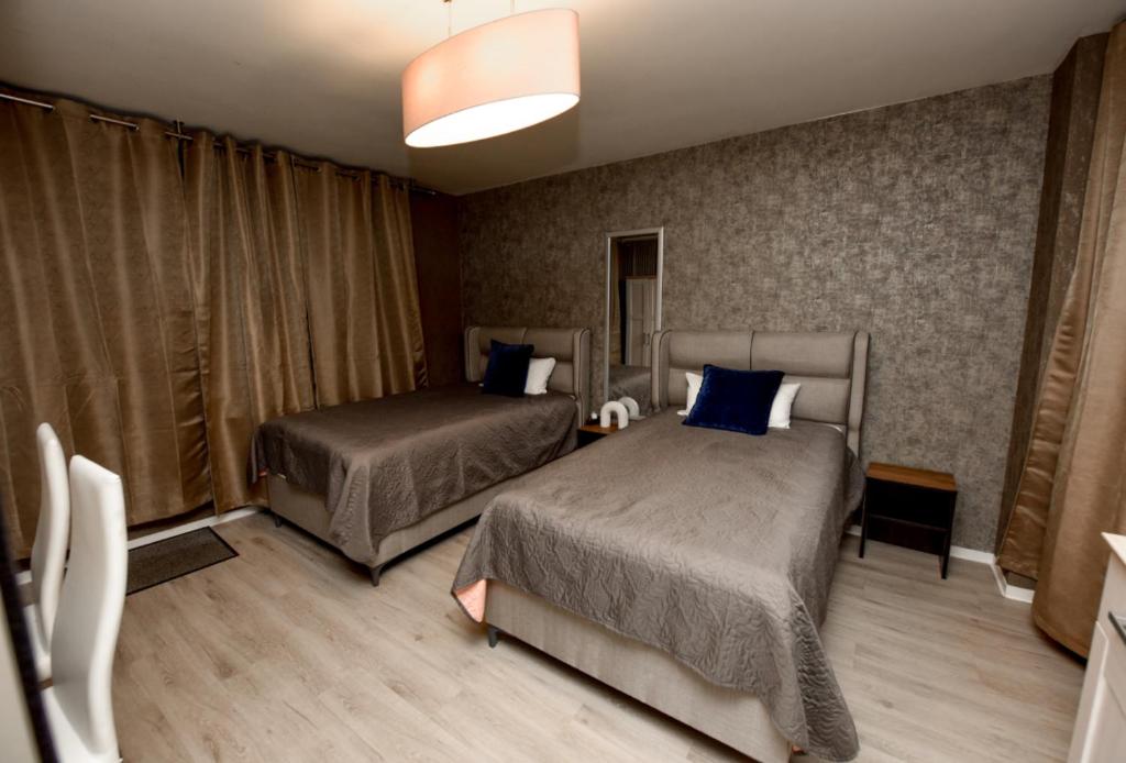 ein Hotelzimmer mit zwei Betten in einem Zimmer in der Unterkunft Haus Thomas Deluxe 1 in Dortmund