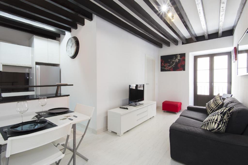 Et tv og/eller underholdning på Black&White Apartment, minimum stay 30 nights, by PriorityVillas