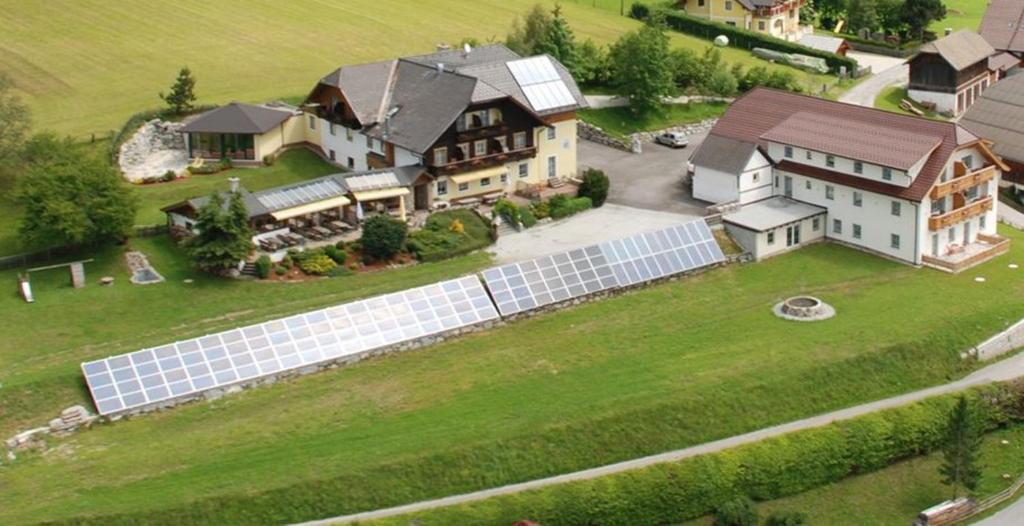 een luchtfoto van een huis met zonnepanelen bij Hotel Zum Granitzl in Mariapfarr