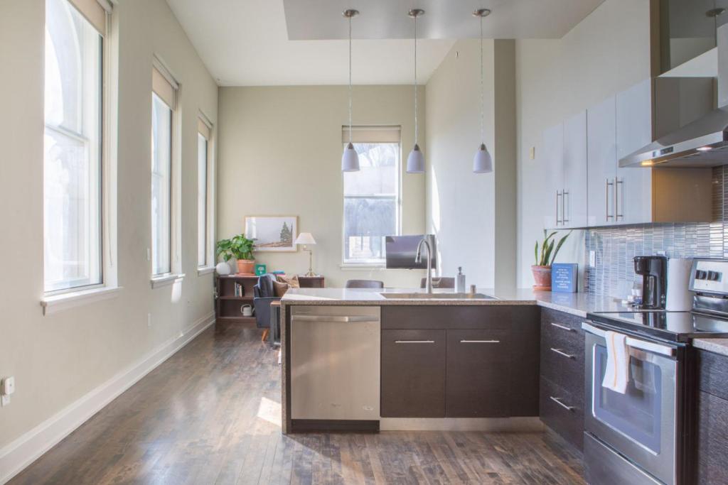 una grande cucina con lavandino e bancone di Downtown Luxury 1BR Loft a Milwaukee
