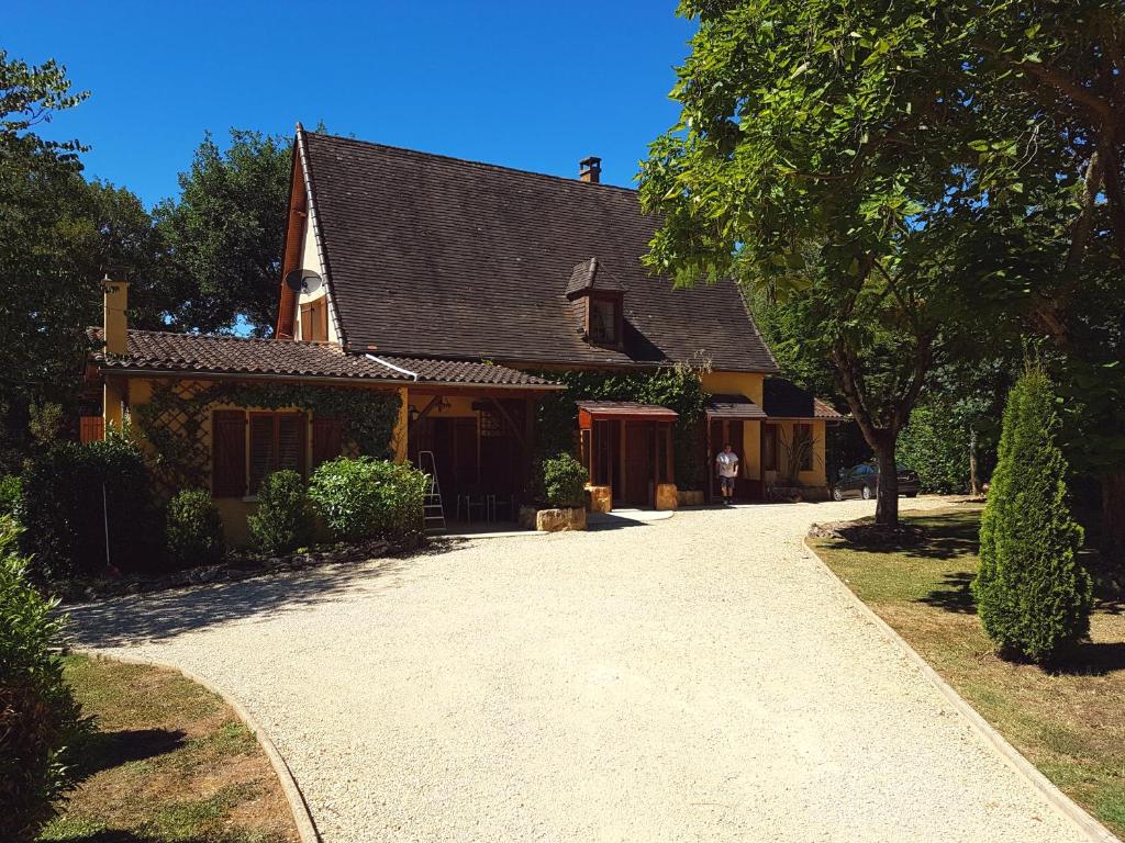 a house with a driveway in front of it at Les plantous de Severo in Cénac-et-Saint-Julien