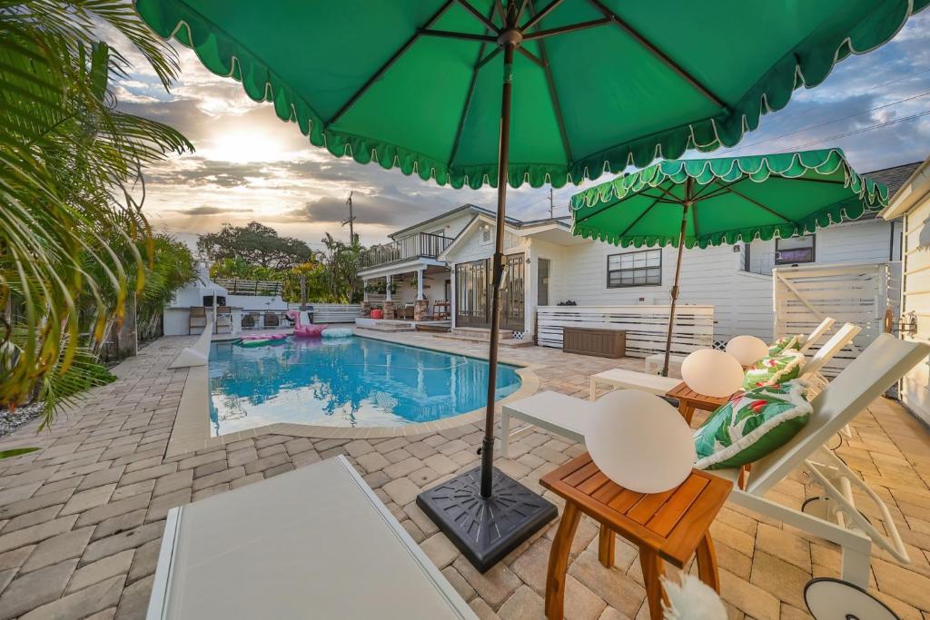 Swimmingpoolen hos eller tæt på Bali Resort with Pool, Golf Sim, Putting Green