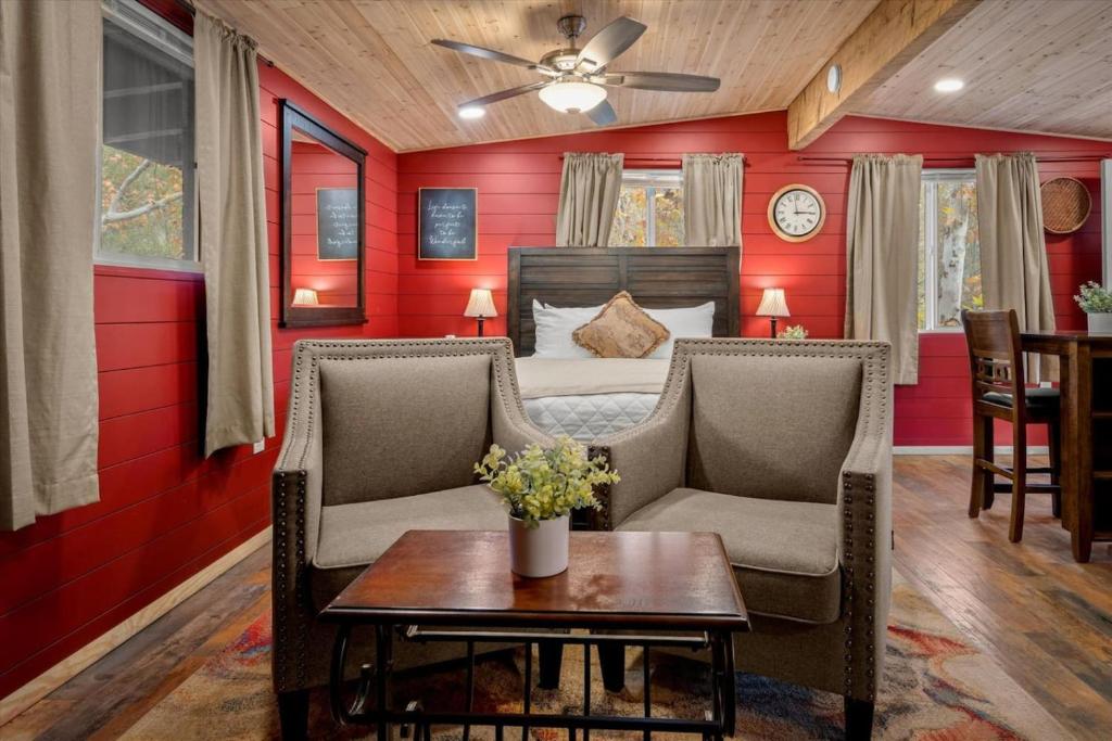 Posezení v ubytování 19 Creekside Retreat
