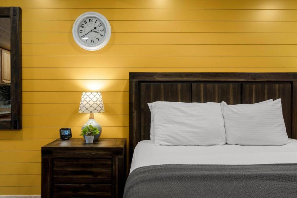 Postel nebo postele na pokoji v ubytování 20 Creekside Retreat