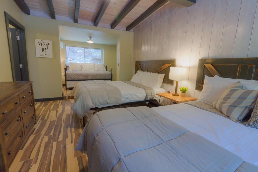 Кровать или кровати в номере Destination Oak Creek 5 - with shared patio