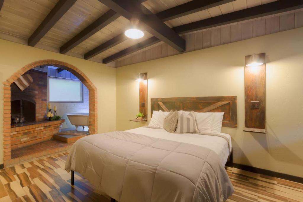 Giường trong phòng chung tại Cabin 10 with Shared Patio