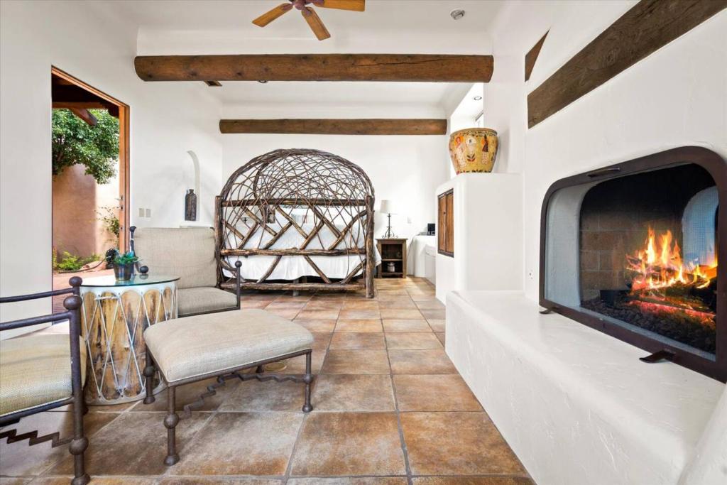 Χώρος καθιστικού στο Adobe Village Villa - Purple Lizard