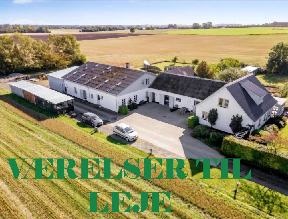 an aerial view of a white farm house at Værelse til leje 7 in Hørve