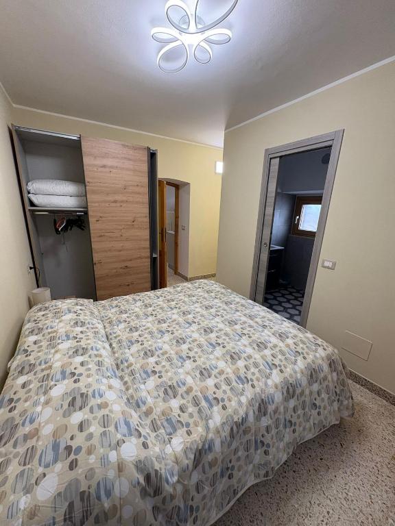 a bedroom with a bed and a ceiling at Il Cardellino in Castel di Sangro