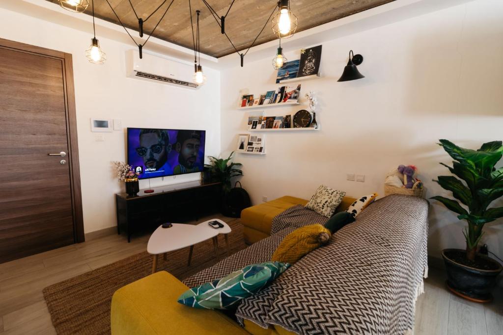 Un televizor și/sau centru de divertisment la Bright and Modern Apt with an Industrial Touch