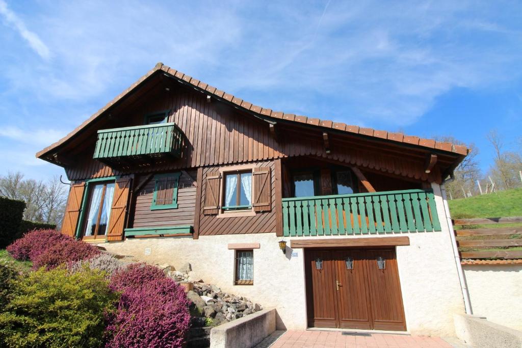 a house with a brown roof and green doors at La 2 CV Verte in Lesseux