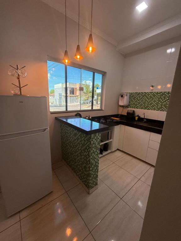 una cucina con un'isola al centro di Apto Serras Gerais 2 a Dianópolis