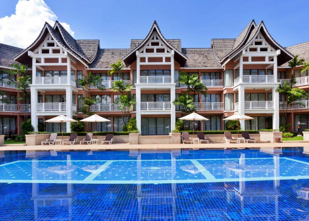 ein Bild eines Resorts mit einem Swimmingpool in der Unterkunft Allamanda Laguna Phuket by RESAVA in Strand Bang Tao
