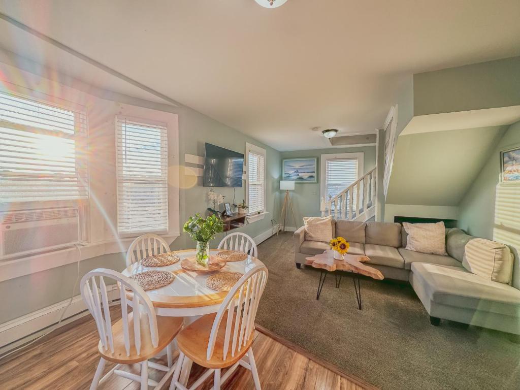 Posezení v ubytování Entire Lovely 3 Bedroom, 2 Bathroom Apartment! 1 Block to the Beach and Boardwalk!