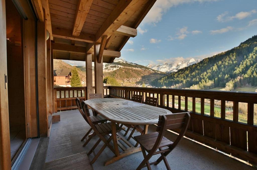 Nespecifikovaný výhled na hory nebo výhled na hory při pohledu z prázdninového domu