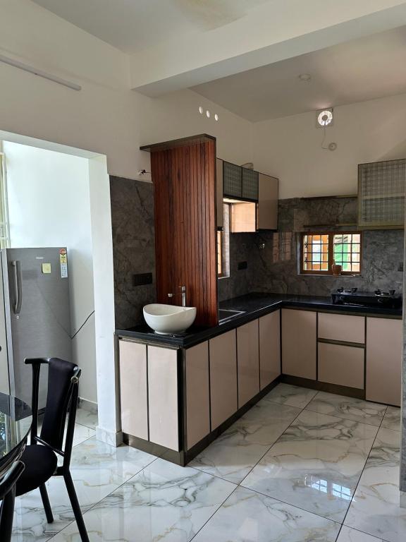 Kuchyň nebo kuchyňský kout v ubytování Radhakrishna Residency