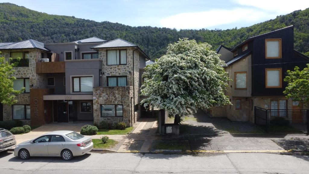 ein Haus mit einem davor geparkten Auto in der Unterkunft Paimun 2 - Andarlibre in San Martín de los Andes
