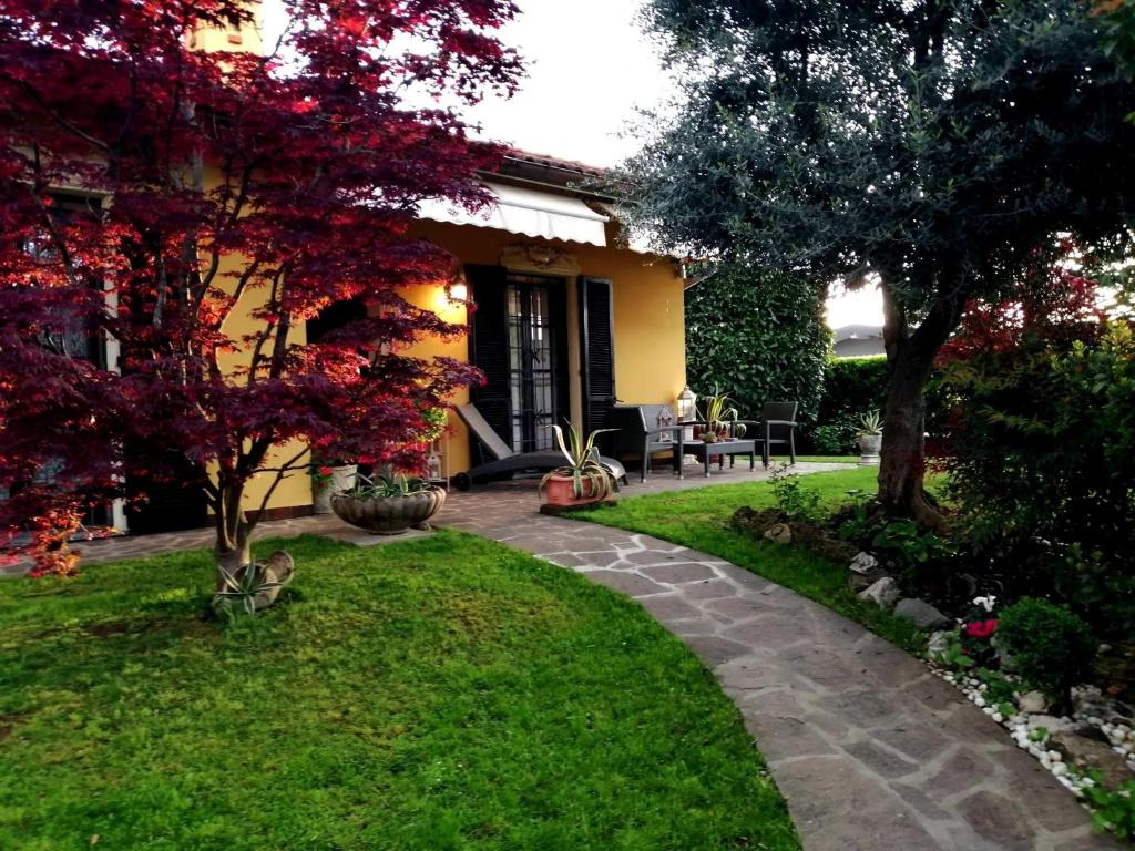 een tuin met een loopbrug voor een huis bij B&B La Casa di Rita in Castrezatto