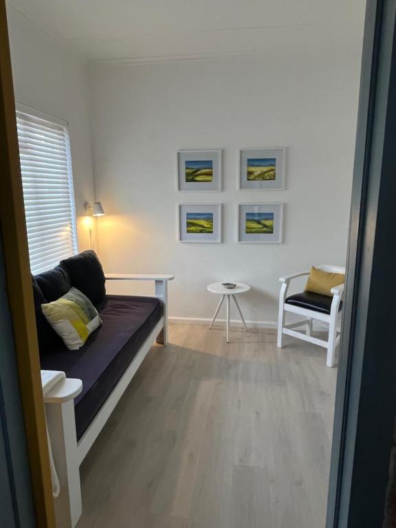 una sala de estar con un sofá y una mesa en Summer Suite, en Hermanus