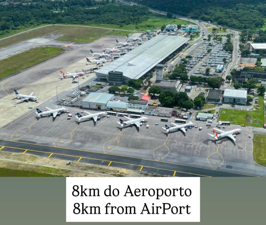 un gruppo di aeroplani parcheggiati in un aeroporto di Skorpios Motel a Belém