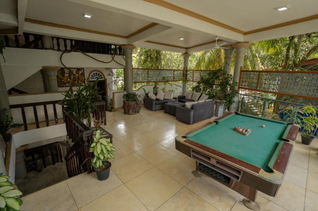 ウナワトゥナにあるManidi Villaのパティオ(ビリヤード台付)