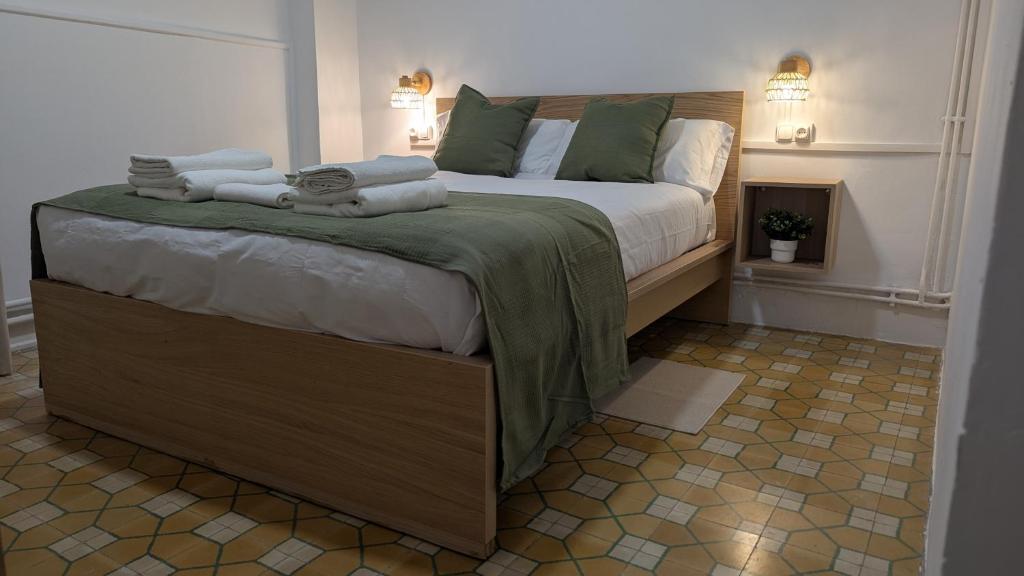 Ένα ή περισσότερα κρεβάτια σε δωμάτιο στο Pensión Bandrés Huesca Centro