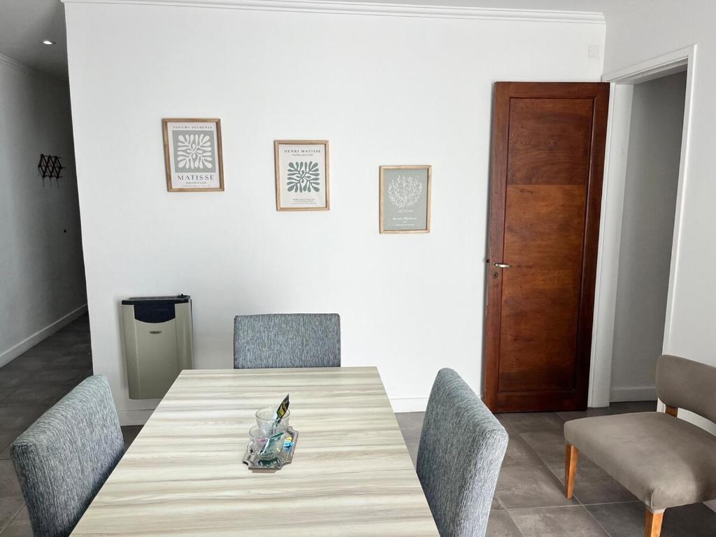 a dining room with a table and chairs at Hermoso PH en Necochea playa in Necochea