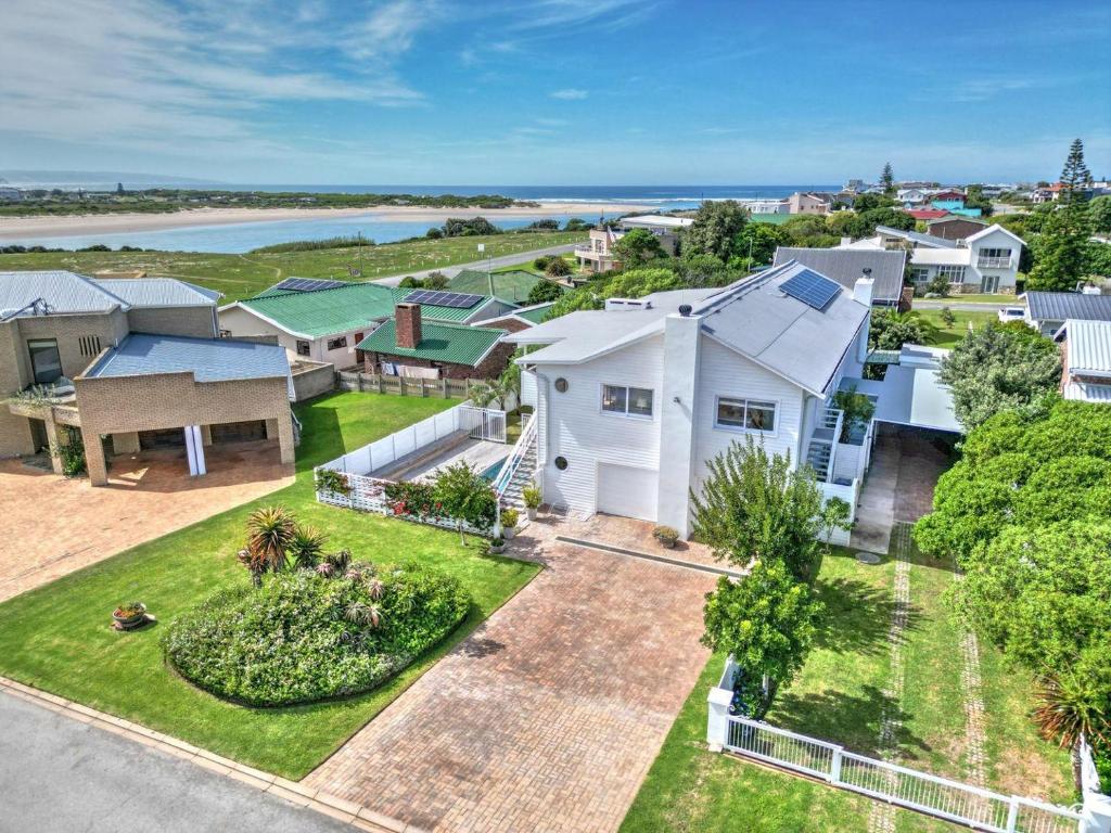 una vista aérea de una casa con patio en White Penguin, en Stilbaai