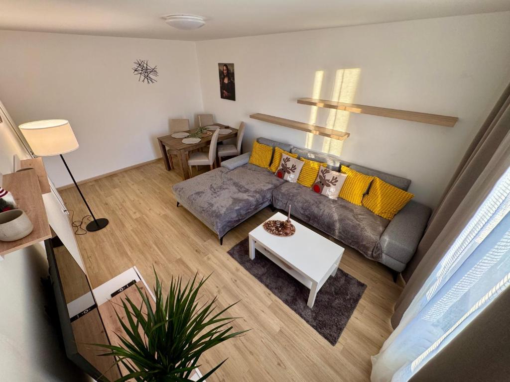 una sala de estar con un sofá y una mesa en FH Apartment Letňany, en Praga