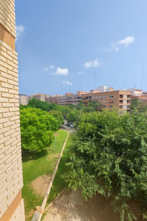 uitzicht op een park met bomen en gebouwen bij Apartment Turia Park in Valencia