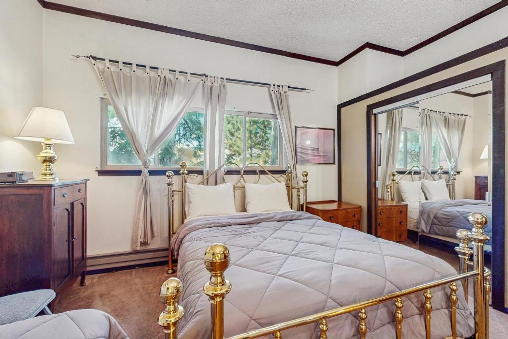 タホ・ビスタにあるLakeside Dreamzzzのベッドと大きな鏡のある寝室