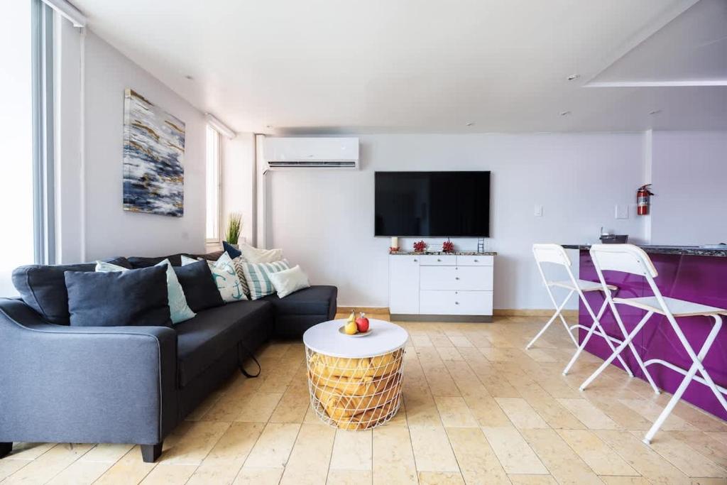 サンファンにあるAMARE Cozy Studio with Generator in Condadoのソファとテーブルのあるリビングルーム