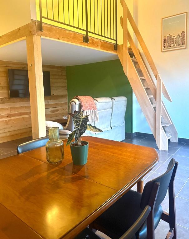 Posezení v ubytování Charmant logement en campagne avec piscine