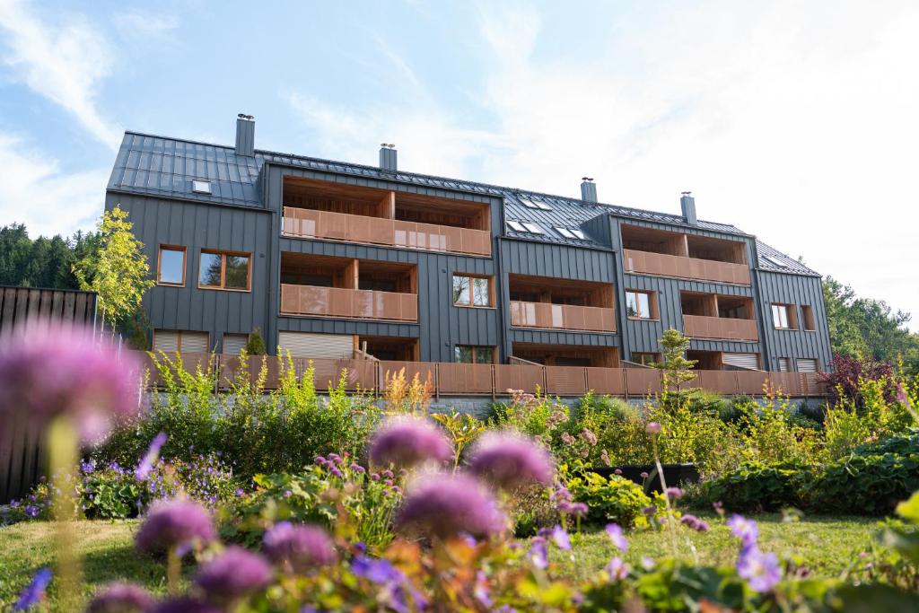 un edificio con un jardín delante en Apartman Milíř - ADULTS ONLY, en Bedřichov