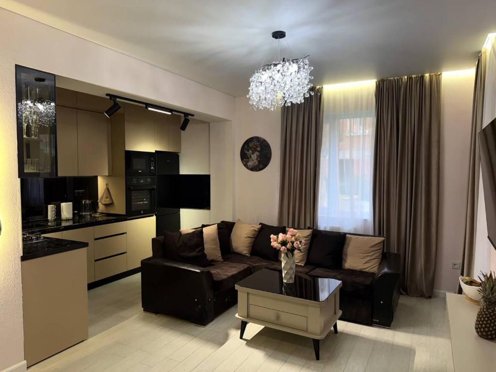 una sala de estar con un sofá y una mesa en Magic Garden, en Tiflis