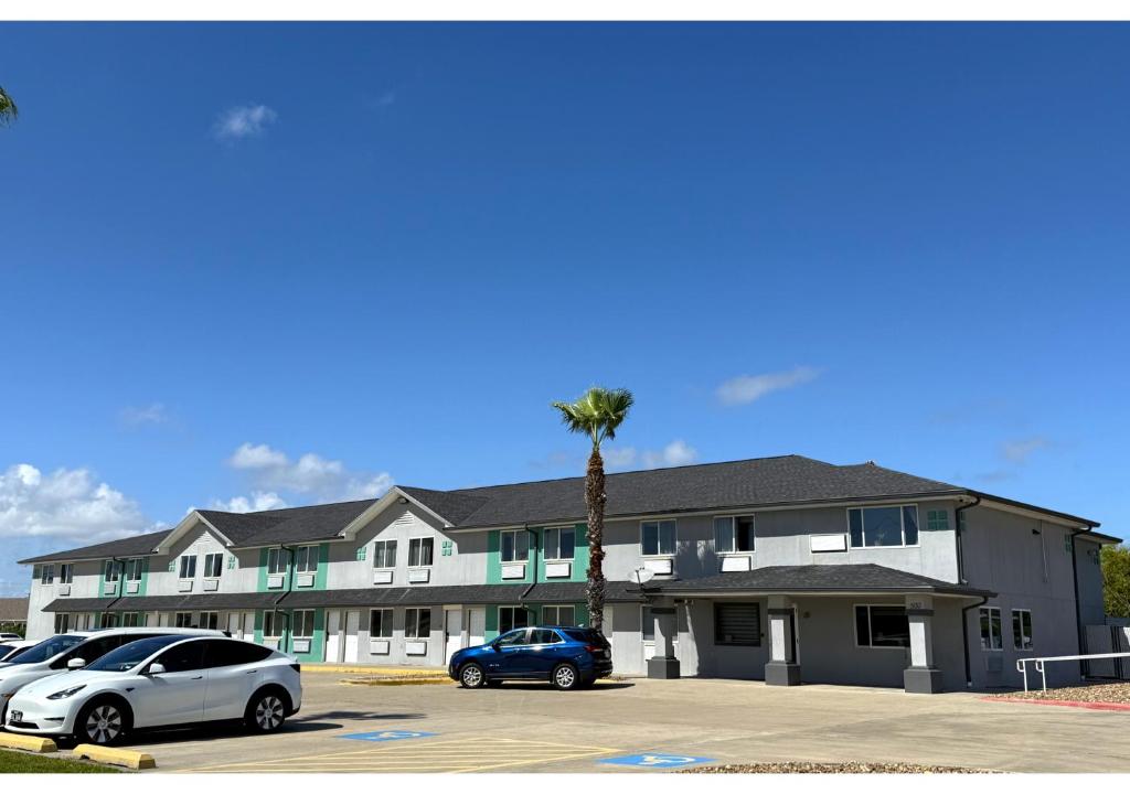 two cars parked in a parking lot in front of a building at Conn Brown Harbour Inn Aransas Pass Corpus Christi in Aransas Pass