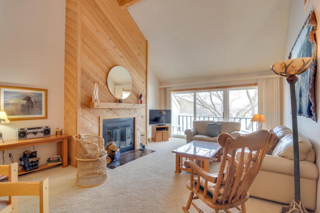 TV a/nebo společenská místnost v ubytování Bellaire Townhome on Summit Mtn with 2 Balconies!