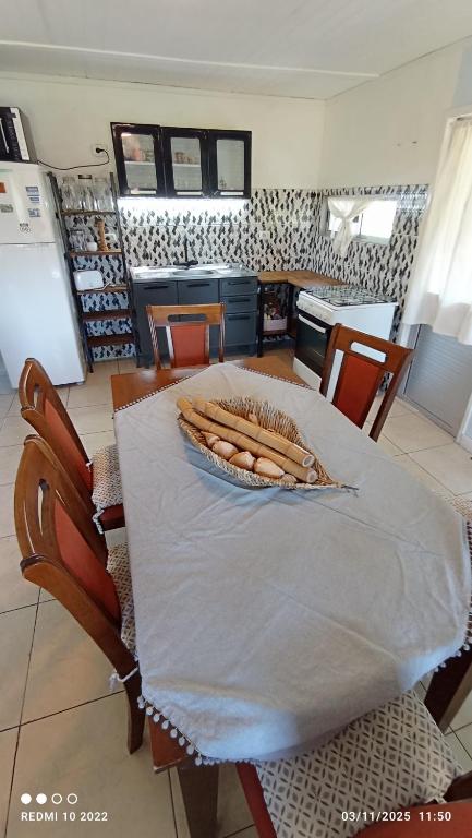 eine Küche mit einem Tisch mit einer weißen Tischdecke darauf in der Unterkunft Lolamora in Balneario Buenos Aires